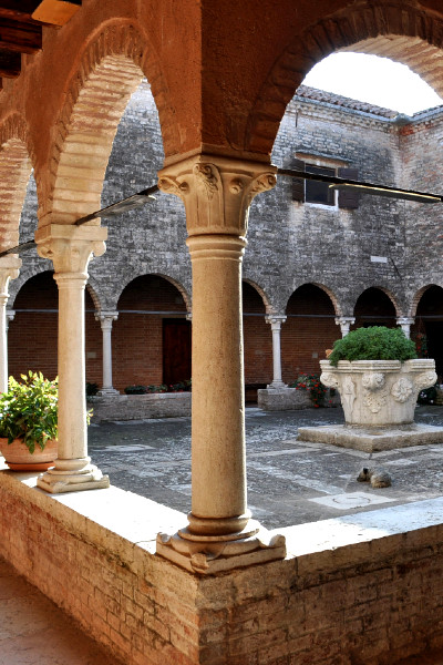 chiostro-san-francesco-deserto