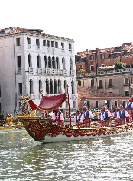 regata storica corteo